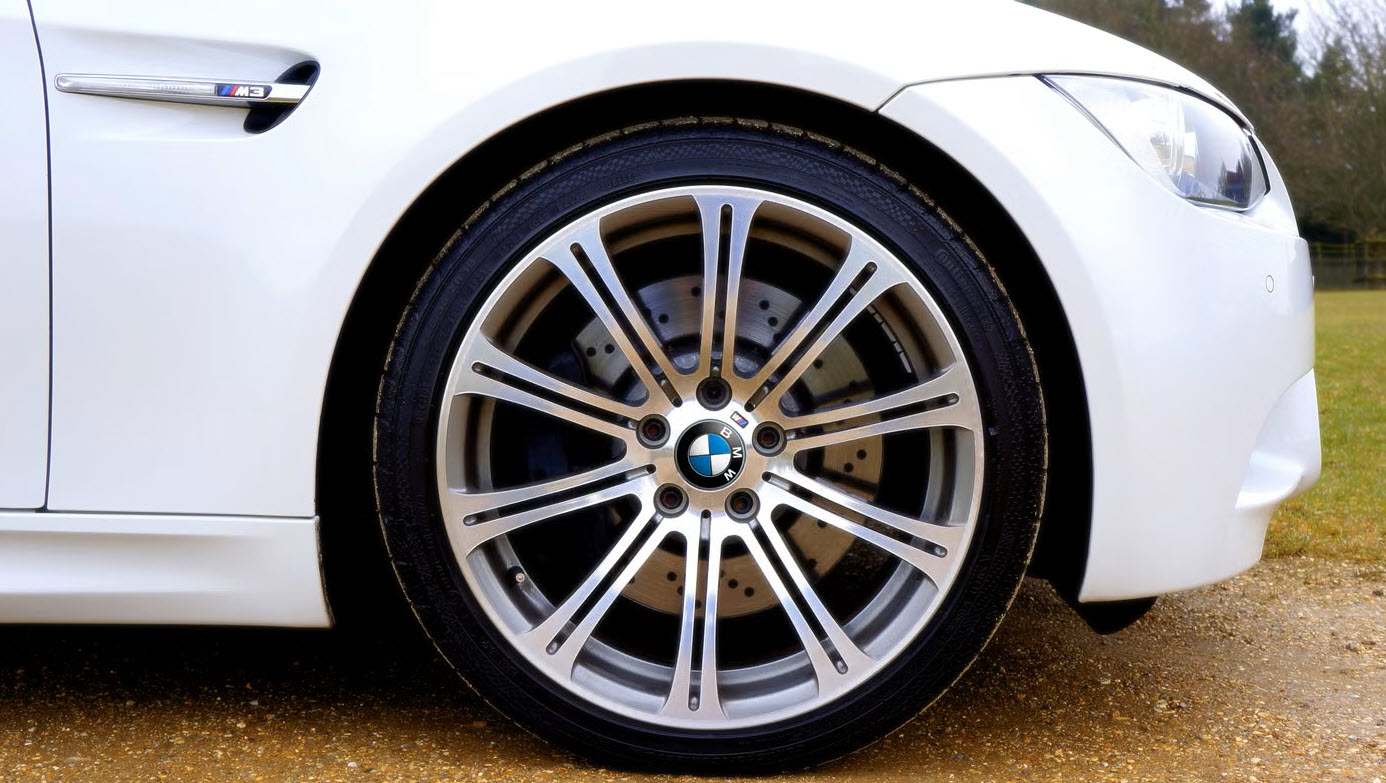 Polished silver multi-spoke wheel