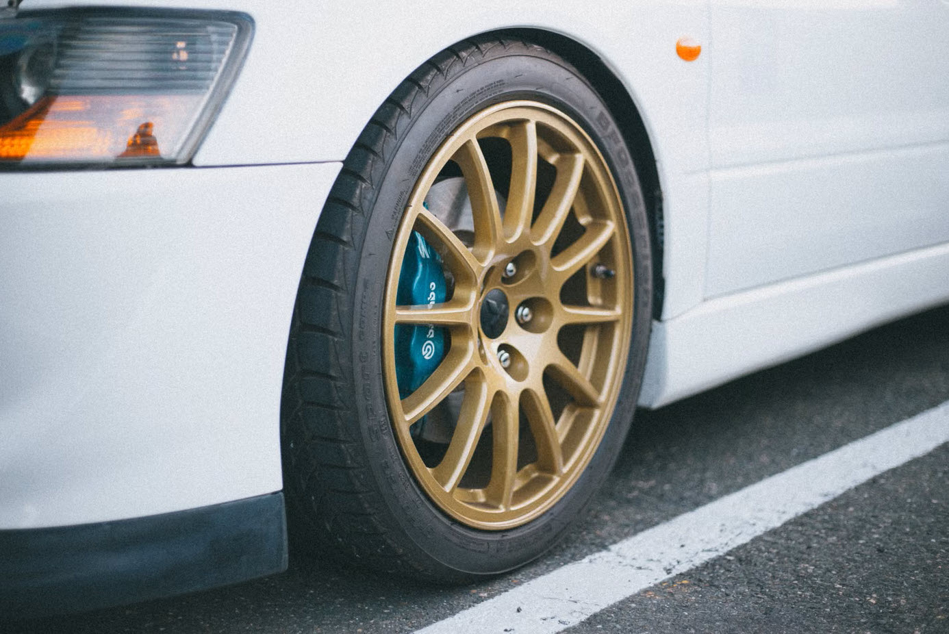Polished silver multi-spoke wheel